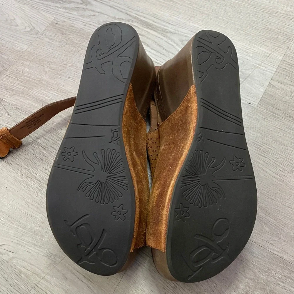 OTBT Jaunt Wedge Sandals Women 9M Cognac Brown Perforated Suede Platform Boho